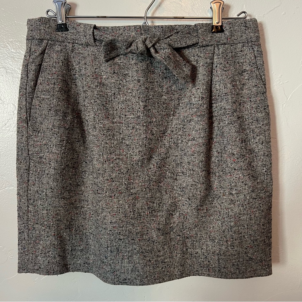 J.Crew mini pencil skirt in a gray wool, silk blend- Bow Detail women’s Size 6